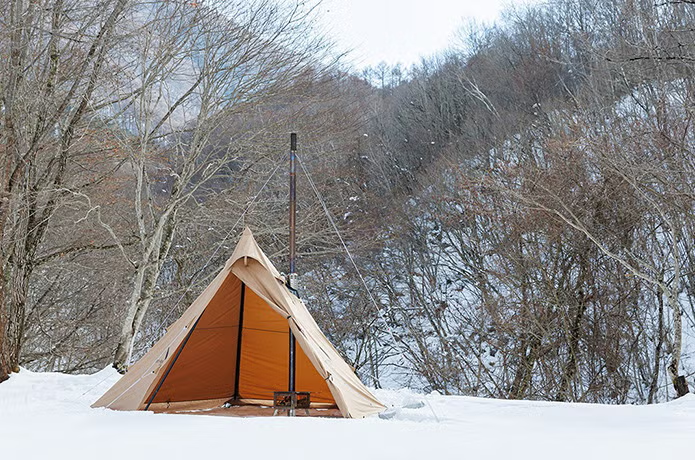 雪の上のあるテンマクデザイン サーカスTC+ チムニーウォール