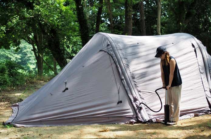 M.W.MのREADY Tent-Airvanを設営する女性