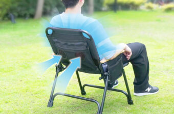 【夏キャンプ快適革命】「背もたれから風が吹くアウトドアチェア」がついに登場！？