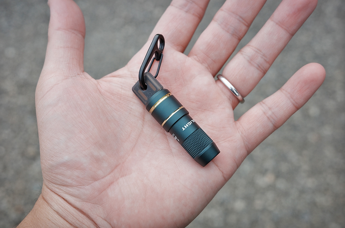 手のひらに置いたOLIGHTのImini2