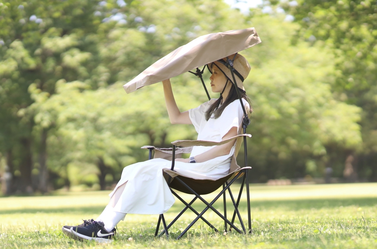 【日傘だと手がふさがる…】パパママ歓喜の「影付きチェア」が新登場！公園で超便利 → 複数買いしたくなる