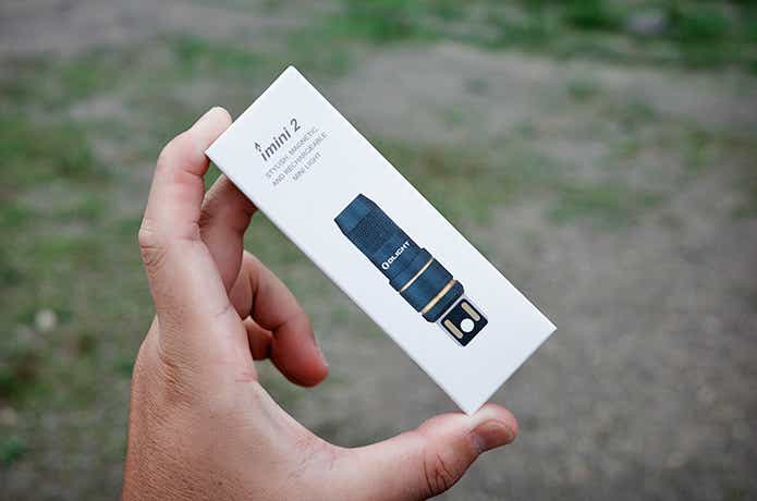 手に持ったimini2のパッケージ