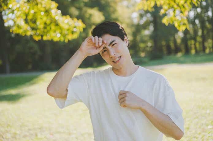 暑がる男性