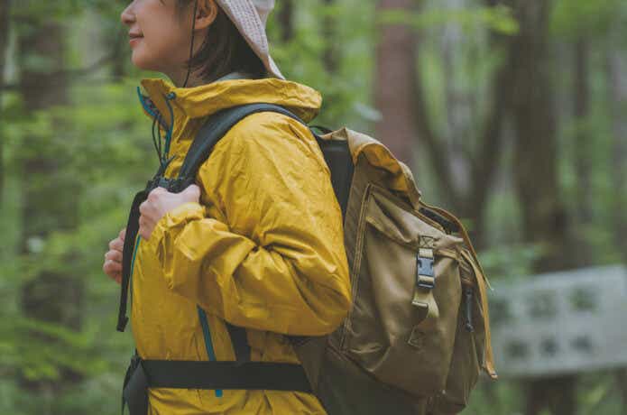 登山リュックを背負う女性