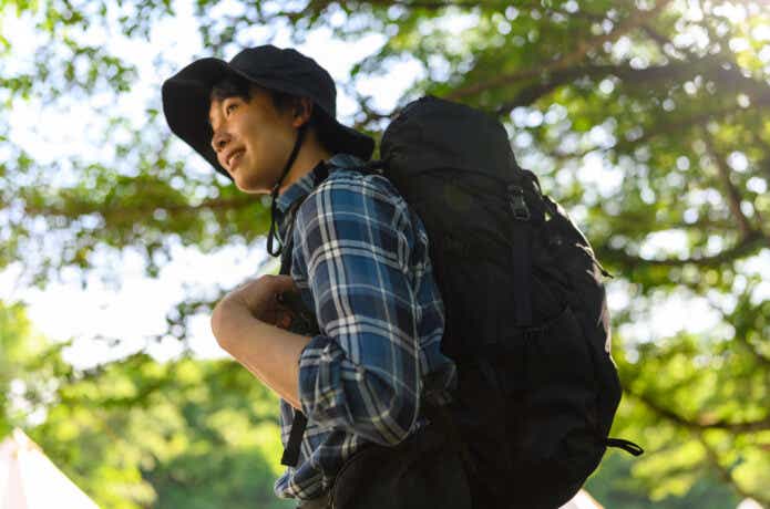 登山リュックを背負う男性