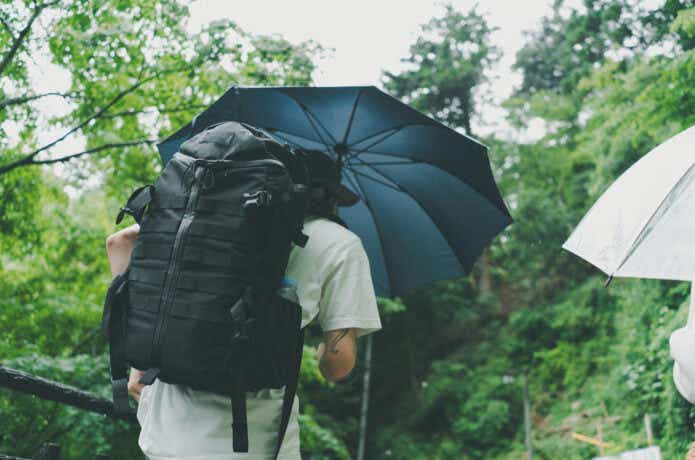 登山リュックを背負う男性