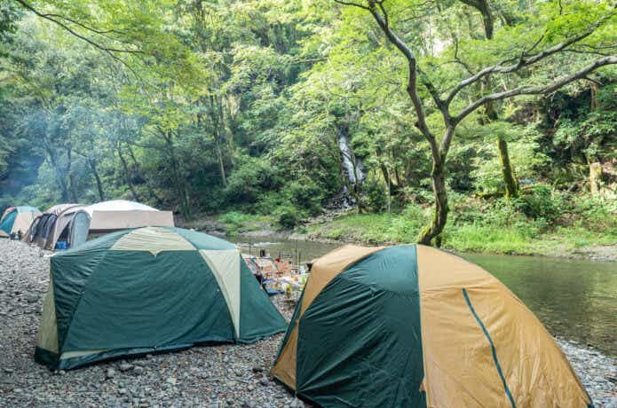 夏に川辺でキャンプ