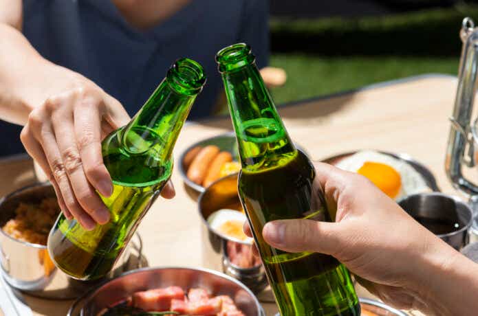 キャンプでビールを飲む