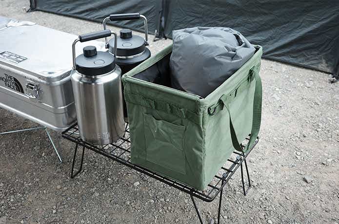 ラックに置いた折りたたみ式コンテナバッグ