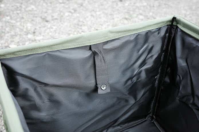 垂れ下がった折りたたみ式コンテナバッグの留め具