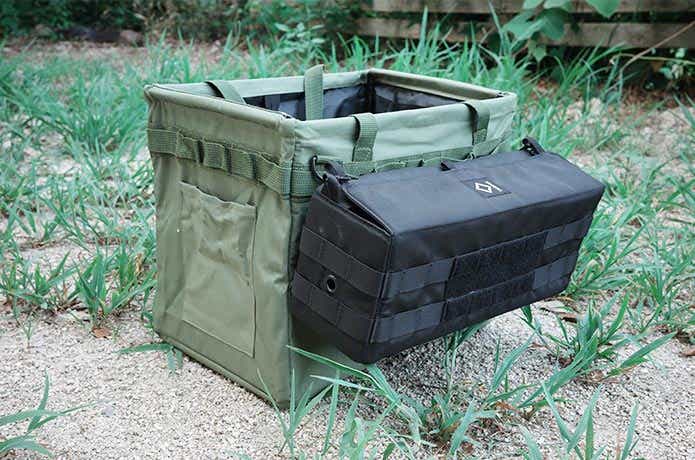サイドストレージを取り付けた折りたたみ式コンテナバッグ