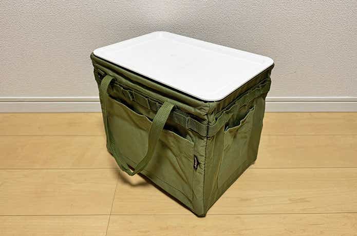 蓋を載せた折りたたみ式コンテナバッグ