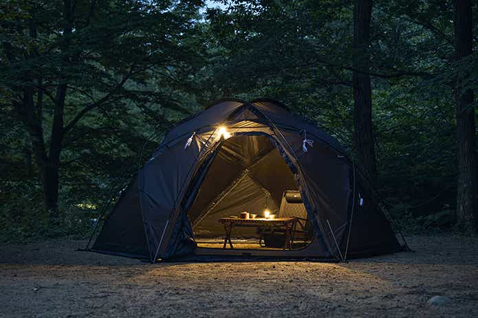 Hang Light Miniをテント内で使用しているシーン