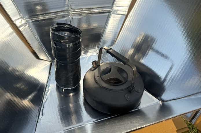 アースダンボール 「ソーラークッカー」