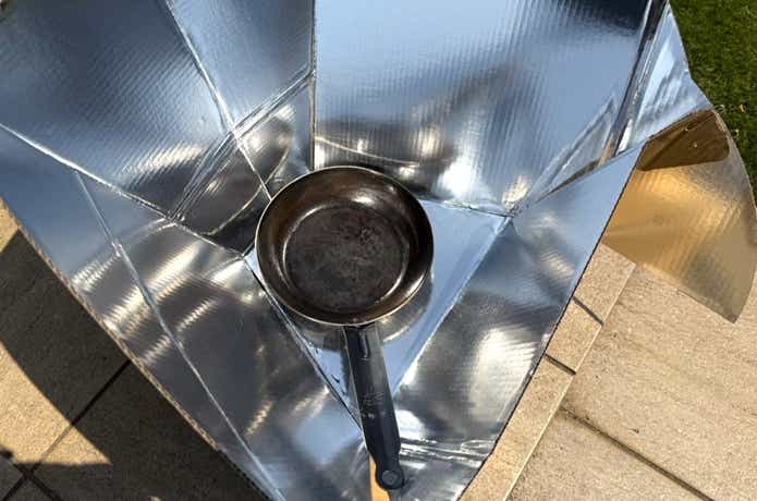 アースダンボール 「ソーラークッカー」