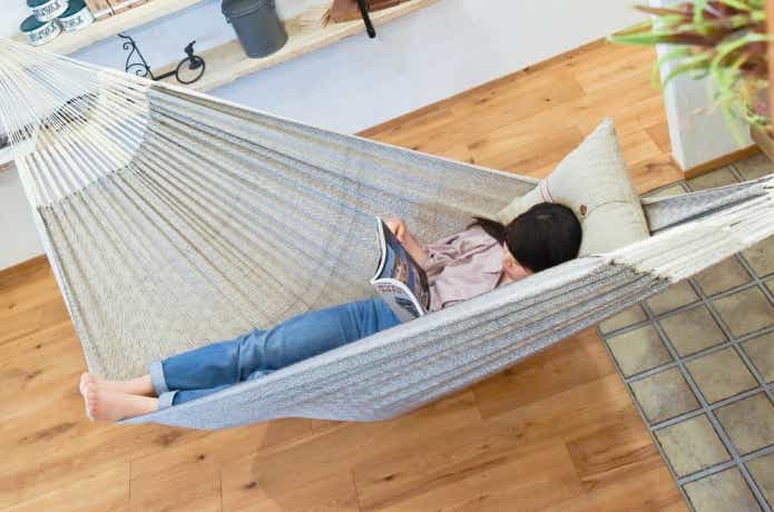 ハンモックでくつろぐ女性