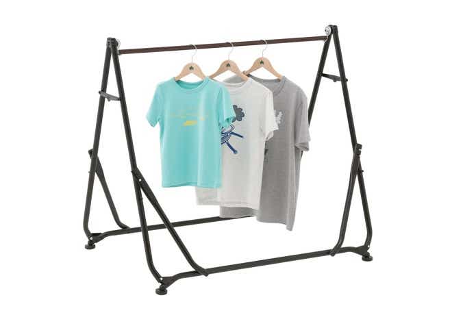 ハンモックをハンガーラックとして使用している様子