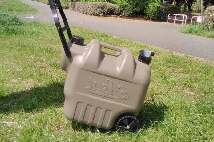 ウォータータンク20L ホイールタンクを引いている様子