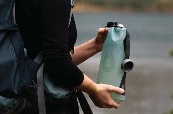 ウォータータンクを持っている様子