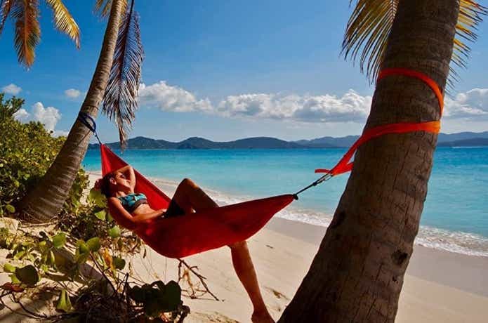 ハンモックでくつろぐ女性