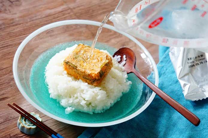 無印良品の夏グルメ「冷やし茶漬け」シリーズ、水をそそぐ様子