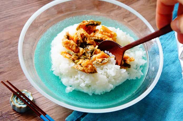 無印良品の夏グルメ「冷やし茶漬け」シリーズ、混ぜている様子