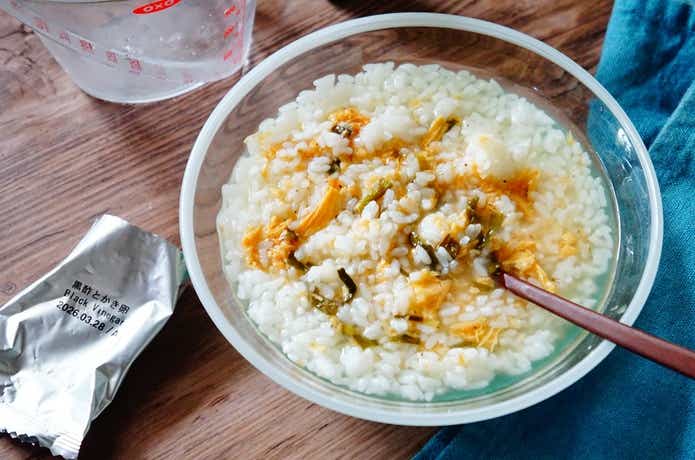 無印良品の夏グルメ「冷やし茶漬け　黒酢とかき卵」混ぜている様子