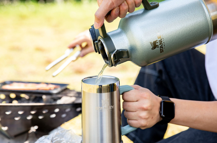 スタンレー「クラシック真空グロウラー 1.9L」でビールを注ぐ