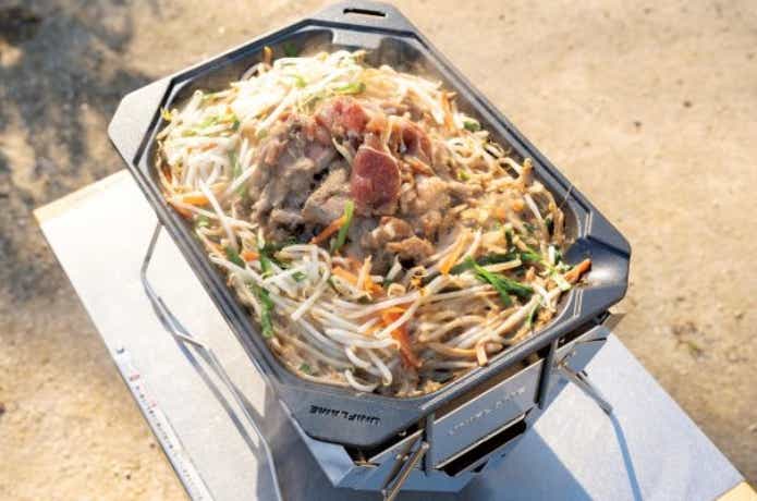 ユニセラジンギスカン鍋でお肉を焼いている