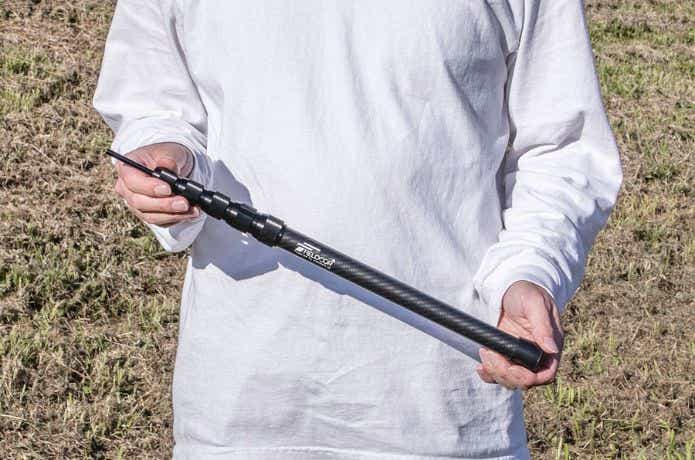 フィールドア 伸縮式カーボンテントポール 180を持つ人