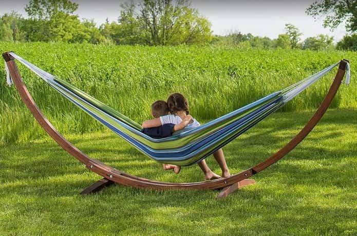 ハンモックに座っている子どもたち