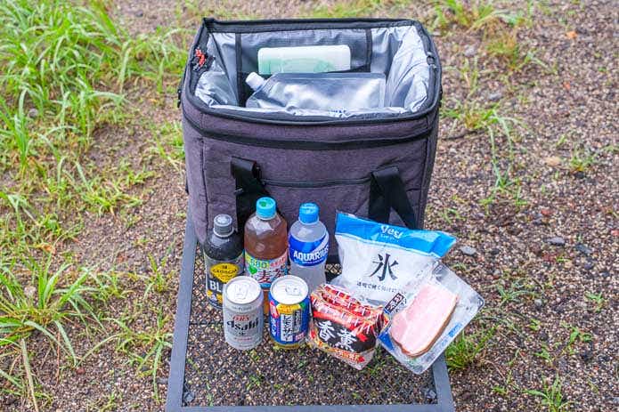 HUGEL エアロゲルソフトクーラーボックスに食材を入れる