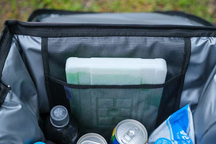 HUGEL エアロゲルソフトクーラーボックスに保冷剤を入れる