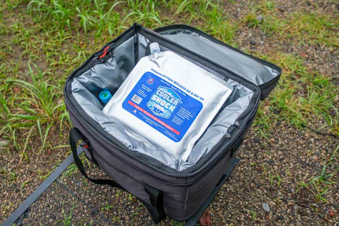 HUGEL エアロゲルソフトクーラーボックスに保冷剤を入れる