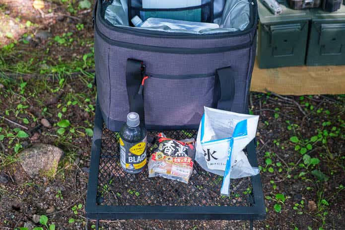 HUGEL エアロゲルソフトクーラーボックスに食材を入れる