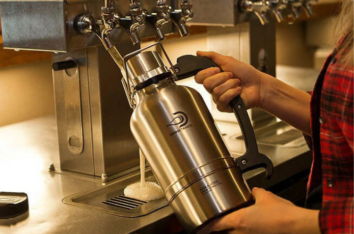 3.8Lのグロウラーにビールを注ぐ