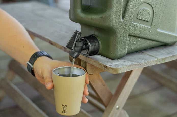 ウォータータンクから水を注いでいる様子