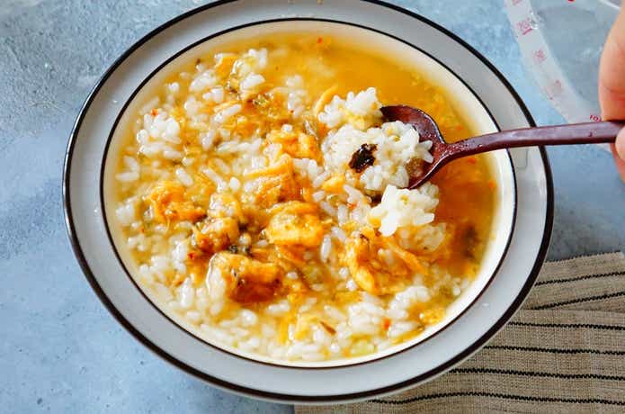 無印良品の夏グルメ「冷やし茶漬け　キムチとザーサイ」混ぜる様子