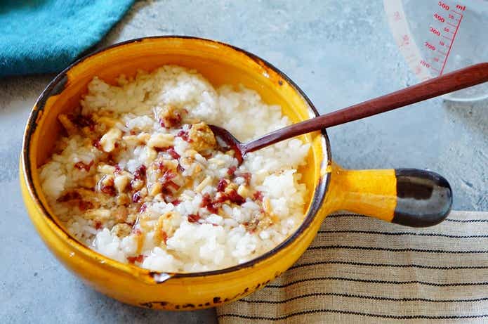 無印良品の夏グルメ「冷やし茶漬け　梅肉と長芋」混ぜる様子