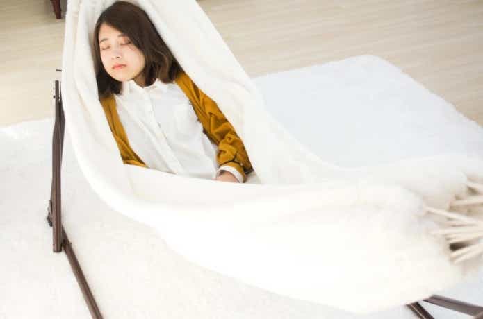 ハンモックでくつろぐ女性