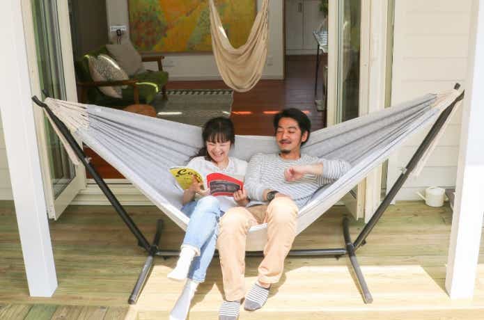 ハンモックでくつろぐ男女