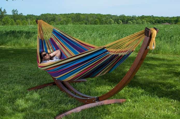 ハンモックでくつろぐ女性