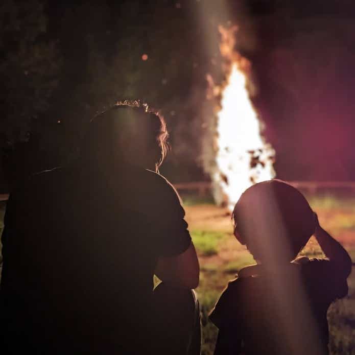 キャンプを楽しむ親子