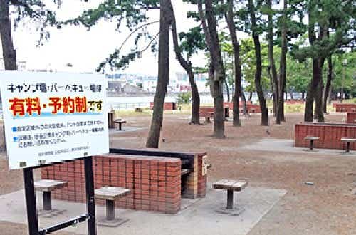 周囲は海に囲まれた開放感のある公園でバーベキュー