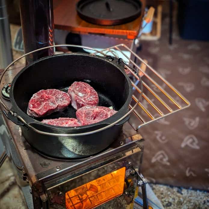 ワークタフストーブ380の上にダッチオーブンを載せてある