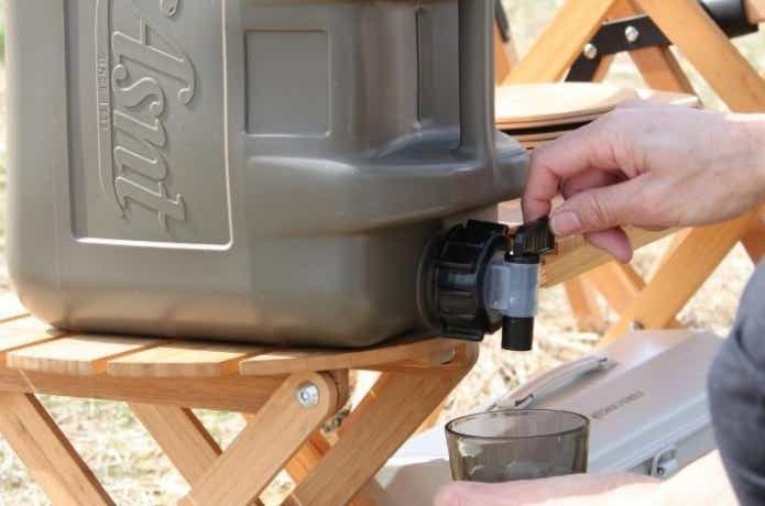 ウォータータンクから水を出している様子