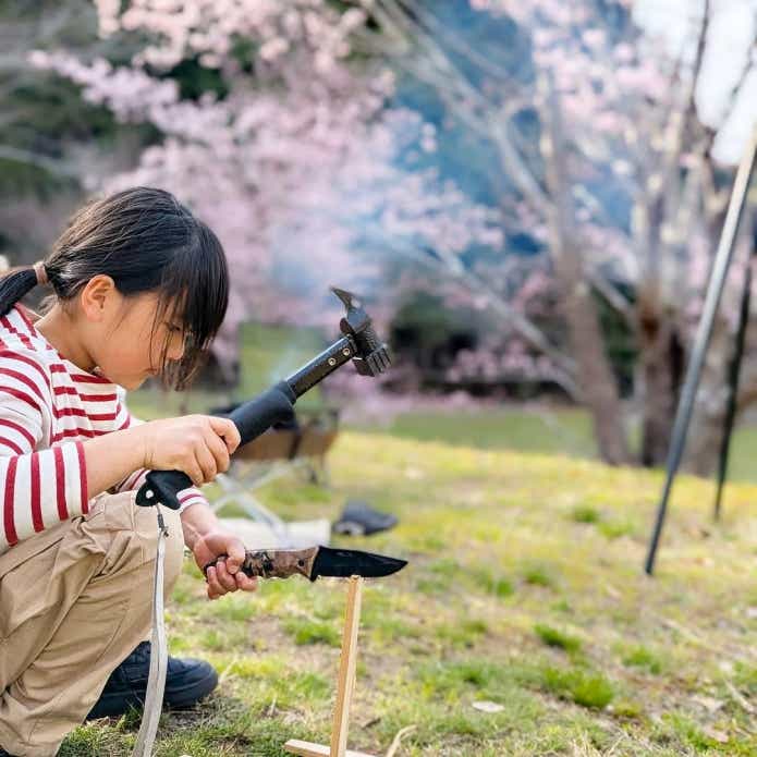 子どもがバトニングしている