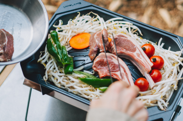 ユニセラジンギスカン鍋でお肉を焼いている