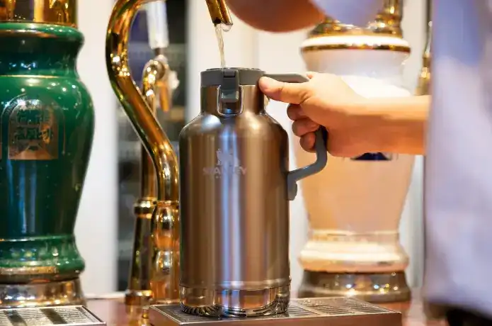 スタンレーのグロウラーにビールを注ぐ