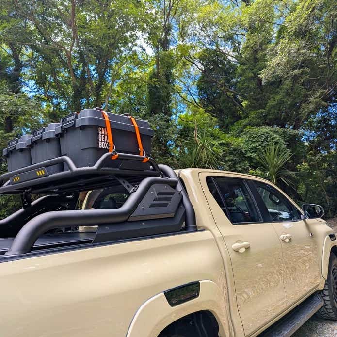 無印良品の再生ポリプロピレン入り頑丈収納ボックスを車の荷台に載せている